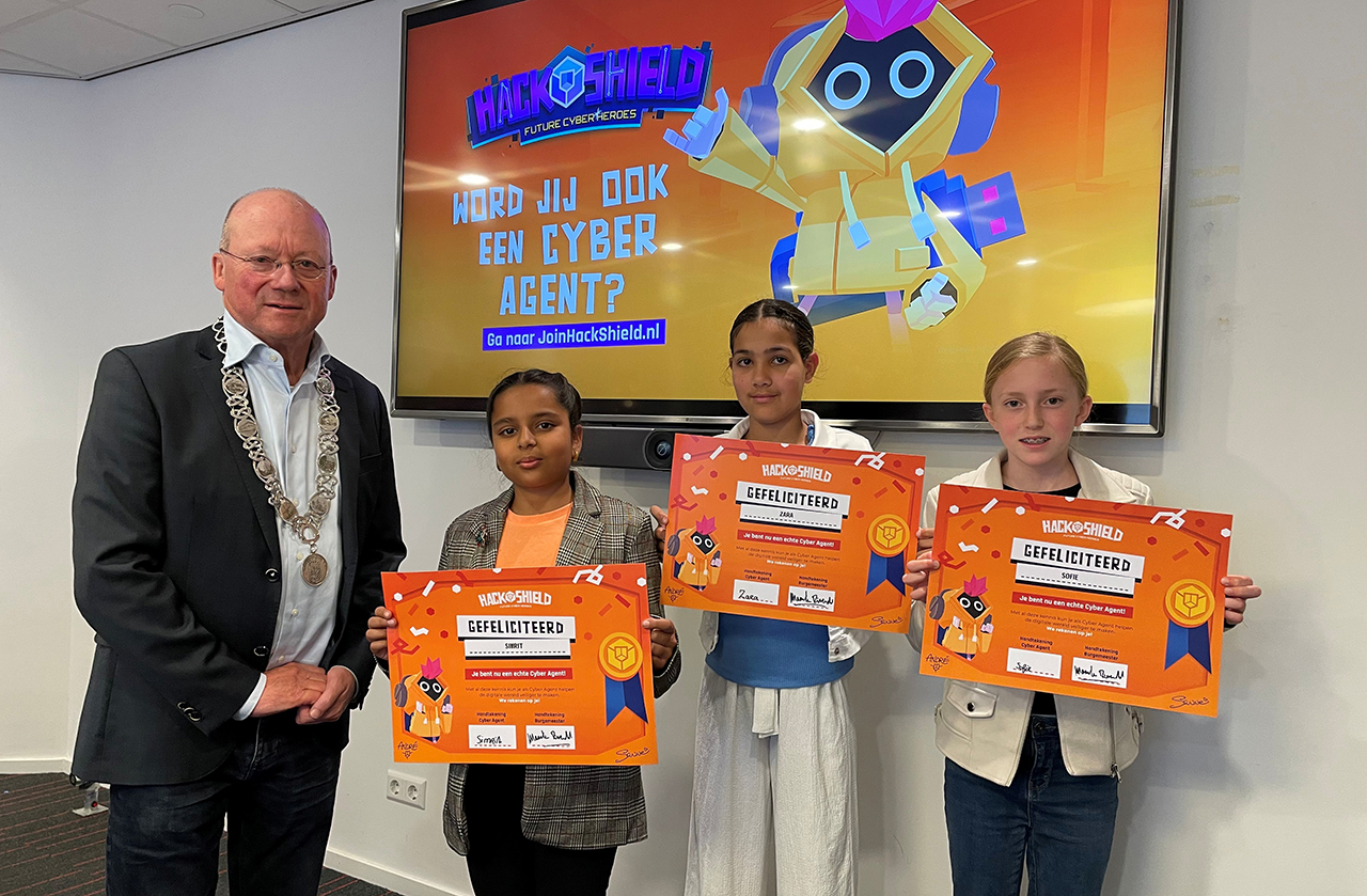 Zara, Simrit en Sofie gehuldigd als Cyber Agents