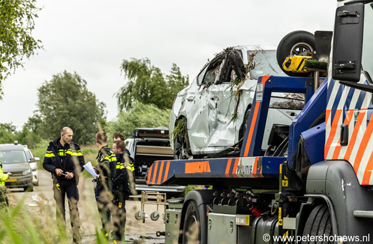 Twee doden gevonden in te water geraakte auto in Vinkeveen