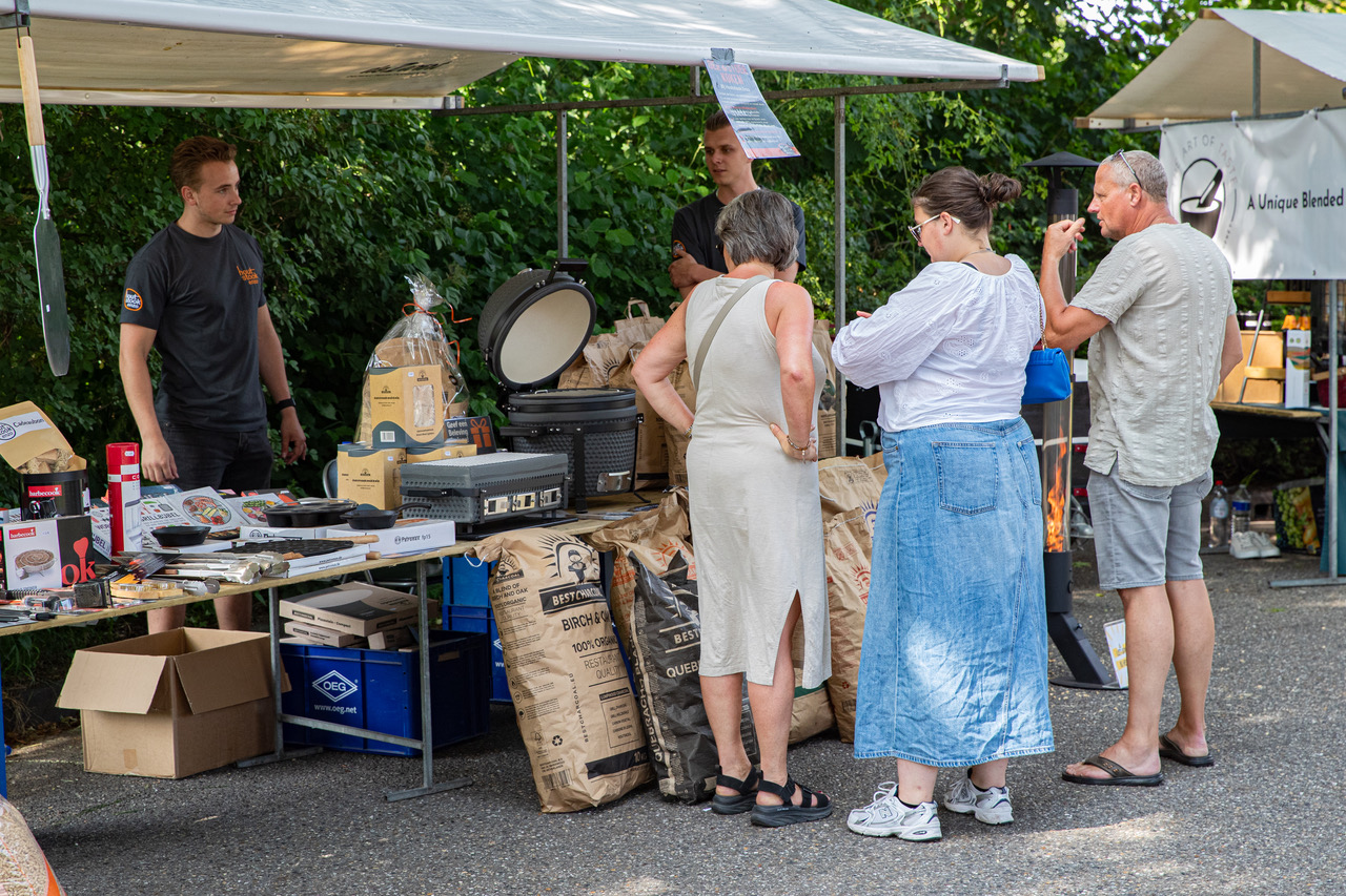 Gezellige en zonnige braderie in Kudelstaart