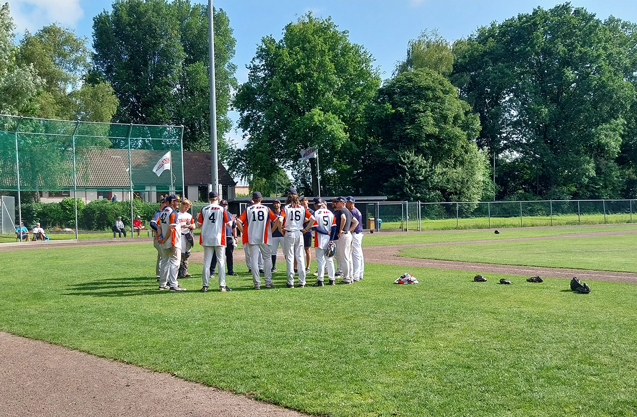 Thamen rolt over Caribe heen in waar honkbalfeest
