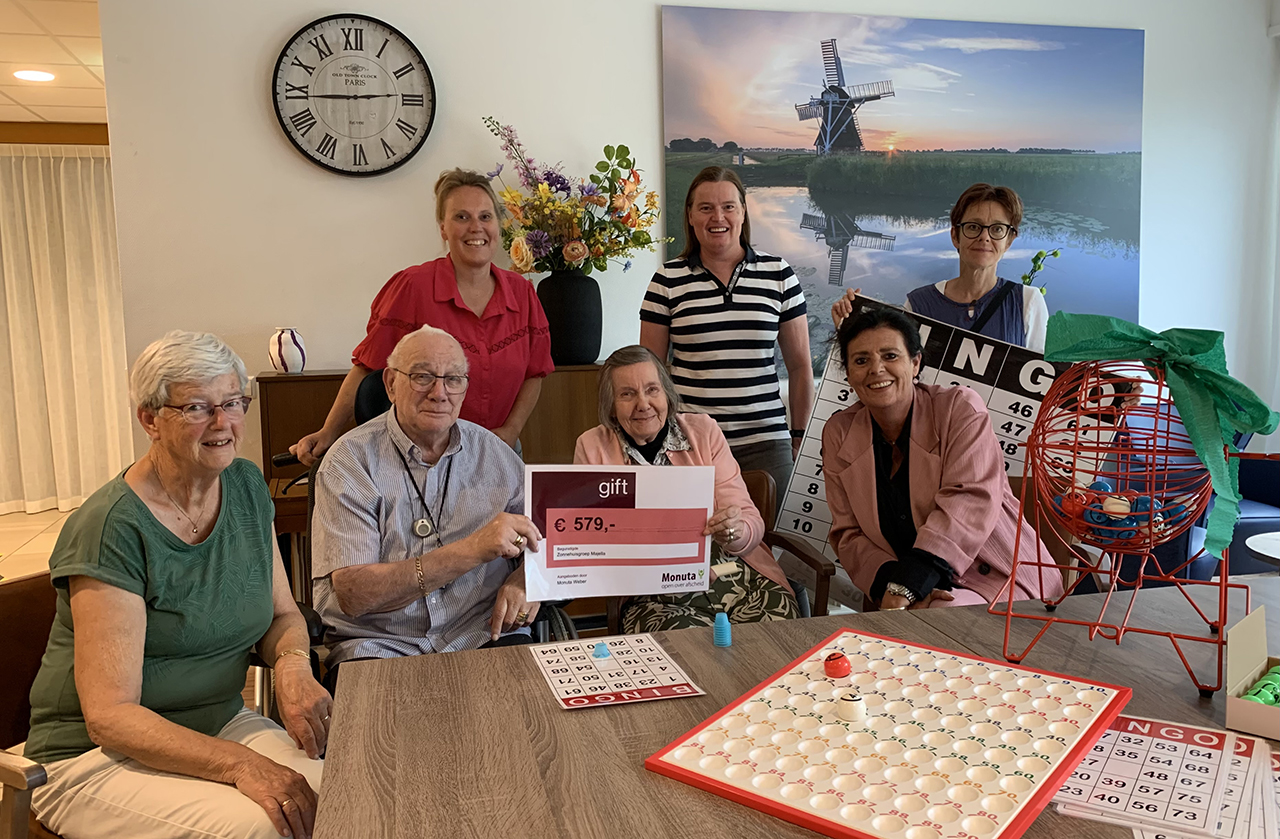 Monuta Weber schenkt bingoset aan Zonnehuis Majella