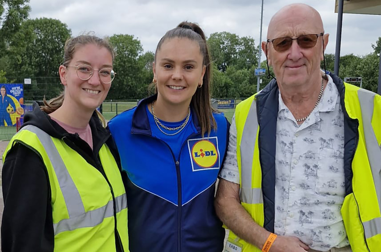 EHBO Lucas Vinkeveen actief tijdens training Lieke Martens bij Hertha