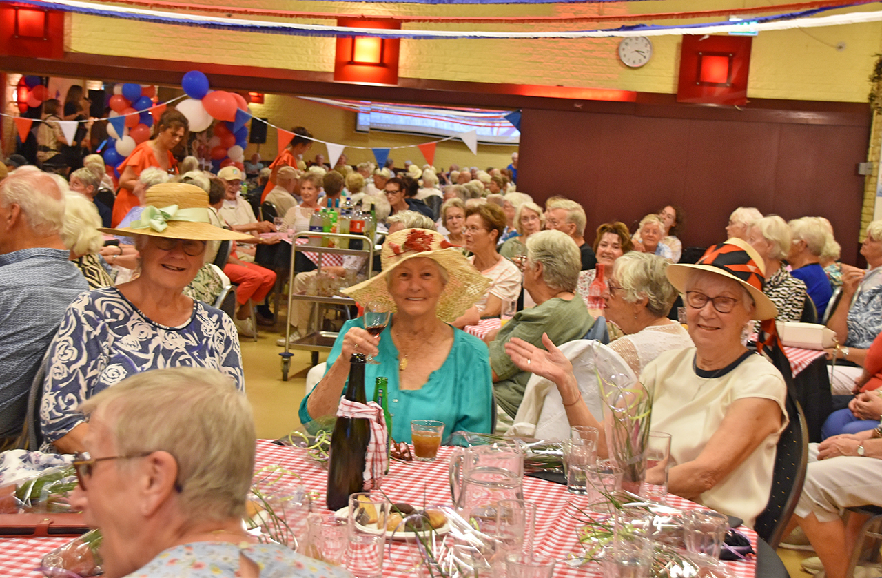 Franse middag in Wilnis bracht ouderen in zomerse sfeer