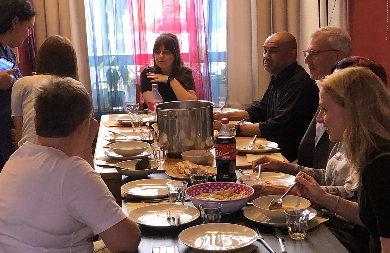 Burgemeester en wethouder bezoeken Oekraïense vluchtelingen