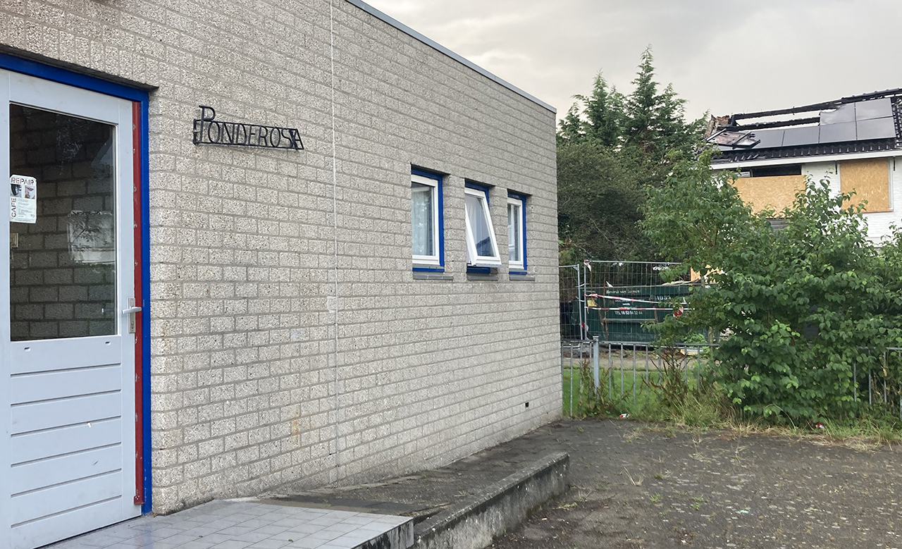 Burgemeester kijkt met buurtbewoners terug op woningbrand