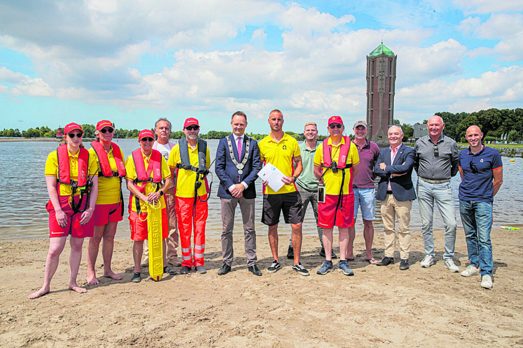 Reddingsbrigade houdt toezicht bij zwemlocaties