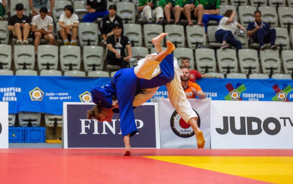 Xanne van Lijf (17) schittert met zilver op European Junior Cup in Praag