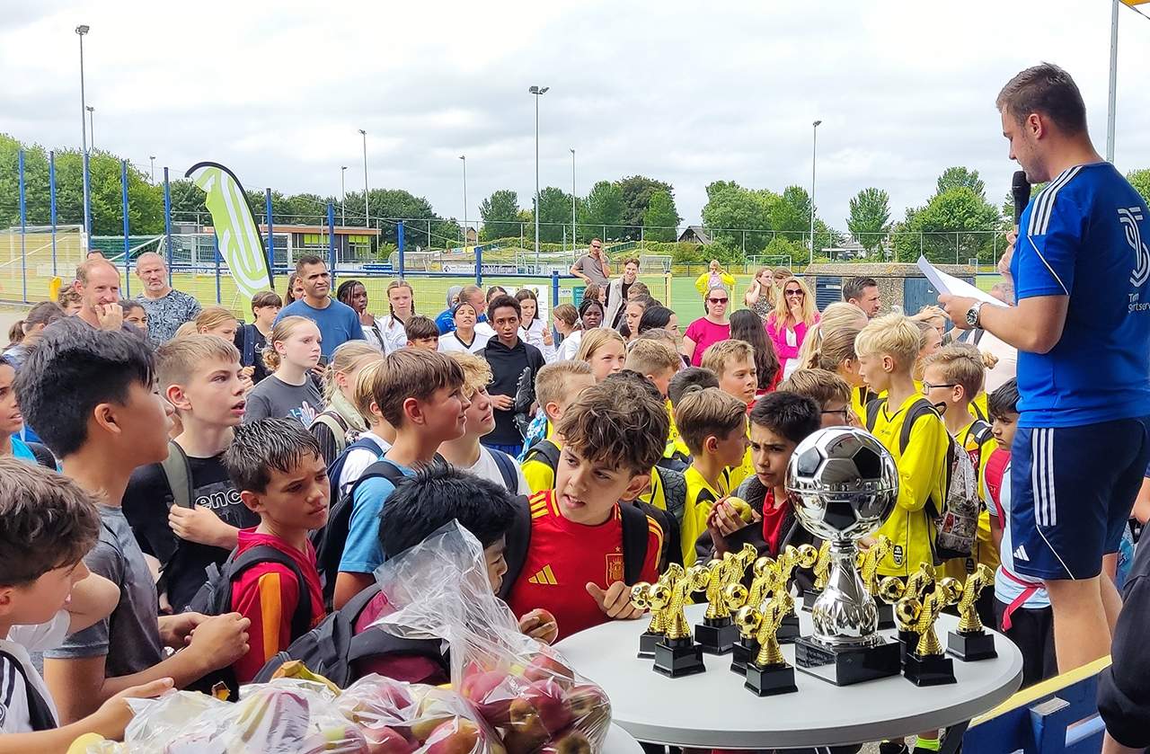 Sportiviteit en plezier bij schoolvoetbaltoernooi
