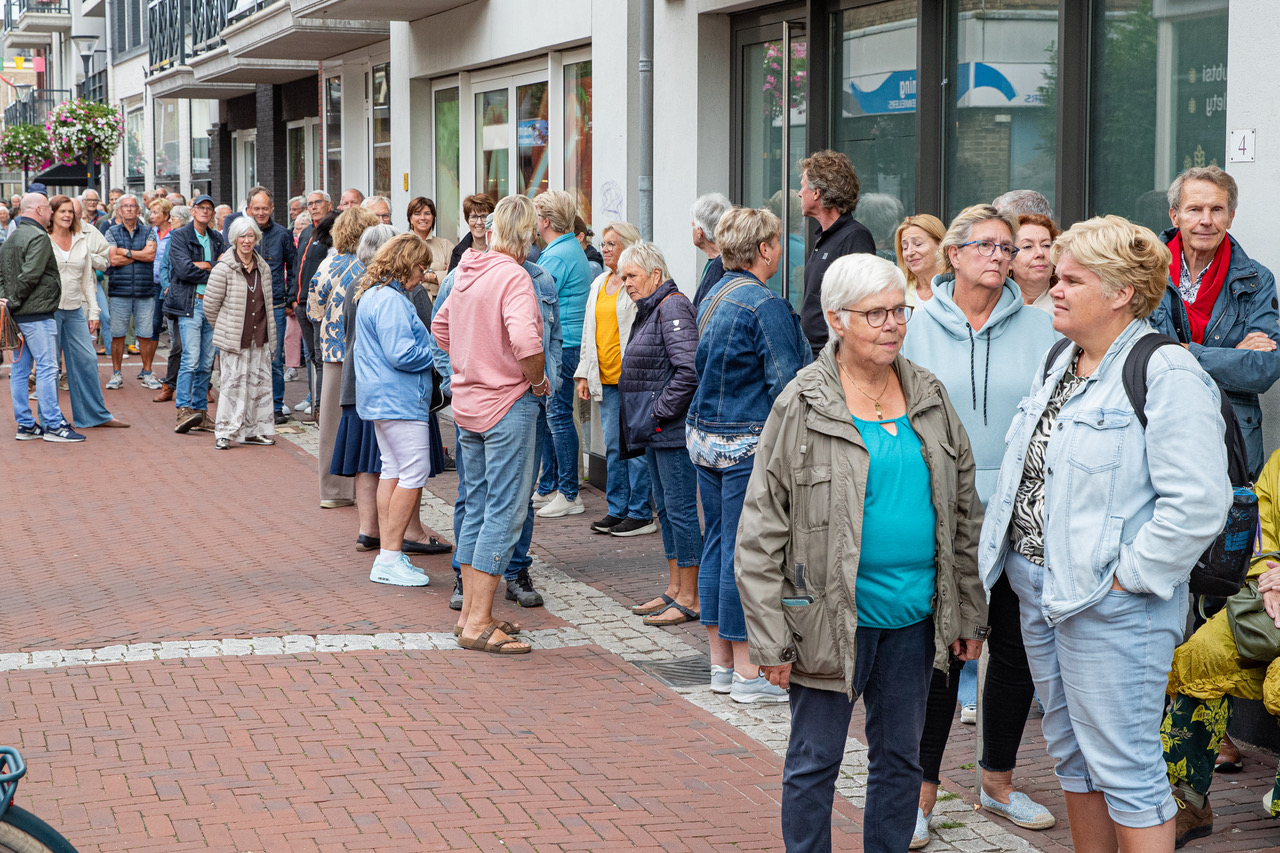 Vrolijk in de rij voor kaarten Nostalgisch Filmfestival