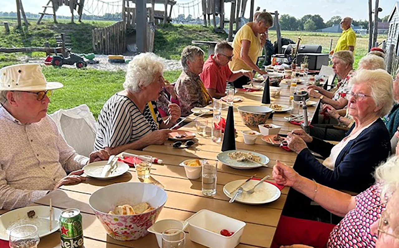 Zonnebloemgasten genoten van BBQ-uitjes