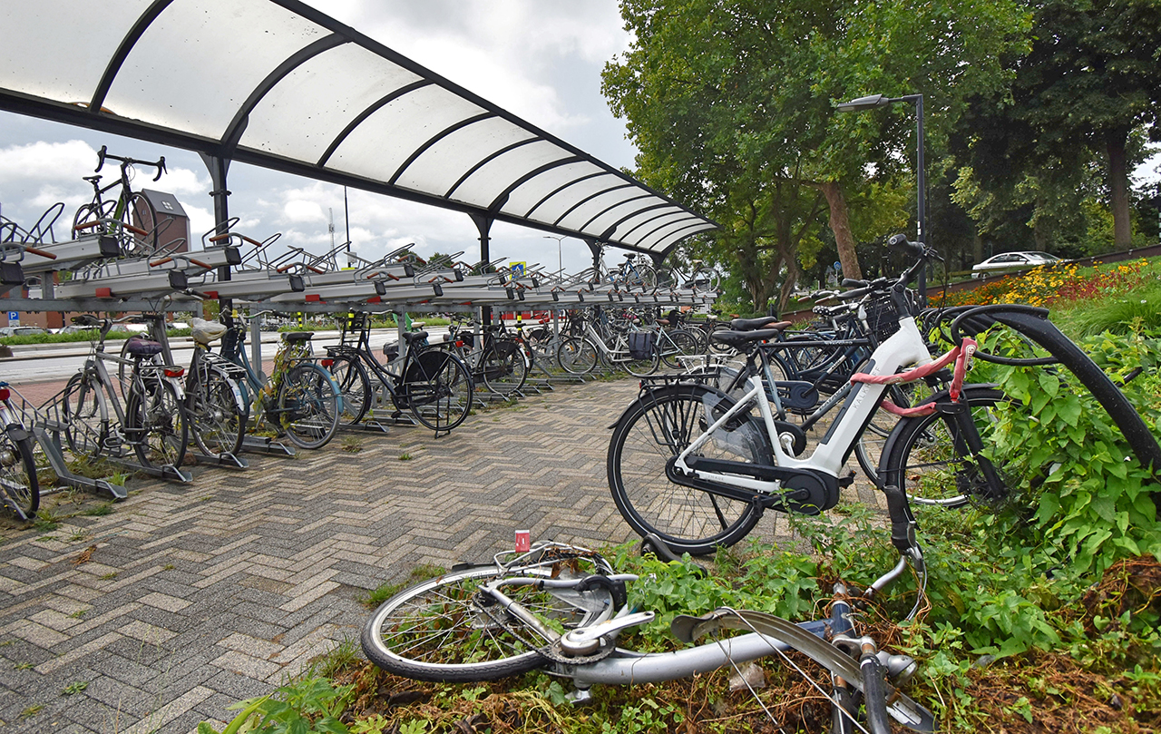 Fietsenchaos bij bushalte Rondweg Mijdrecht