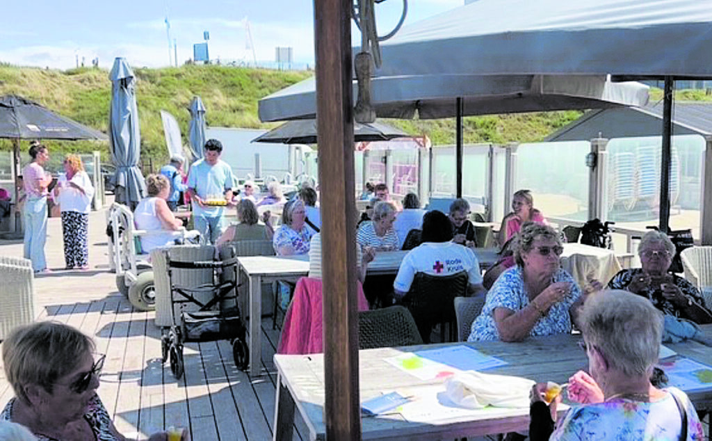 Zonnige stranddag voor ouderen uit Uithoorn