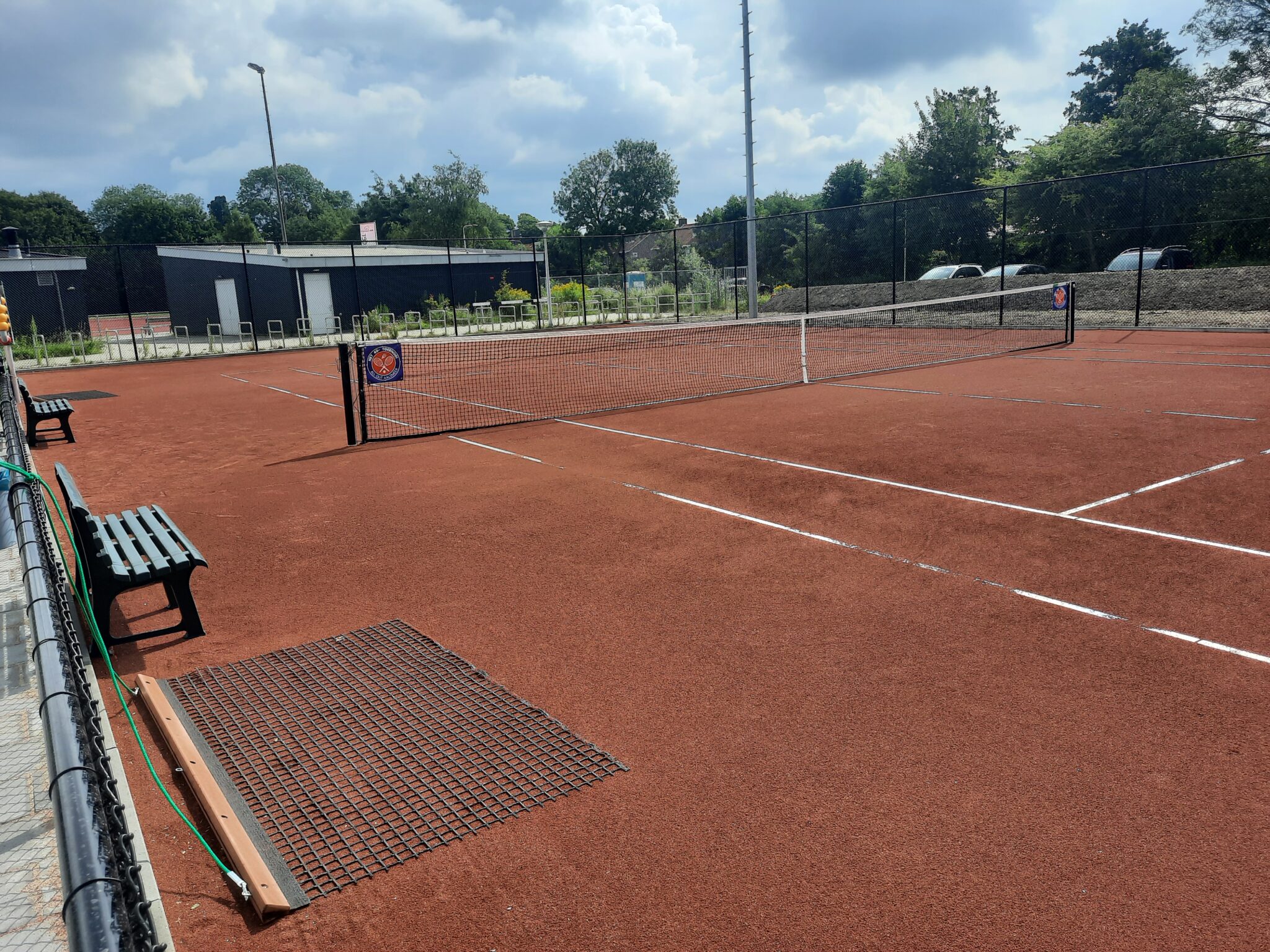 Tennisbaan erbij voor All Out