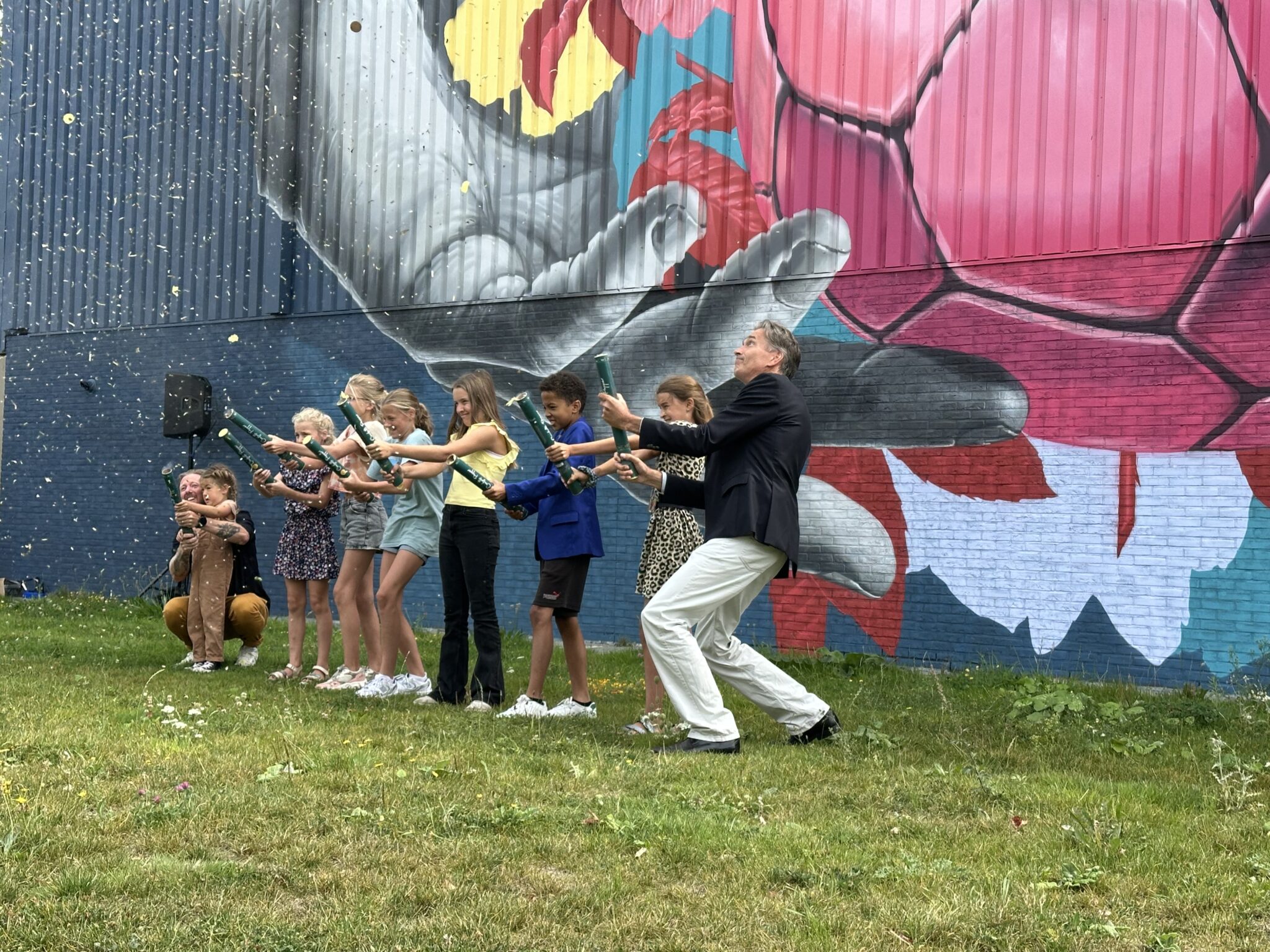 Kleurrijk kunstwerk op De Bloemhof officieel onthuld