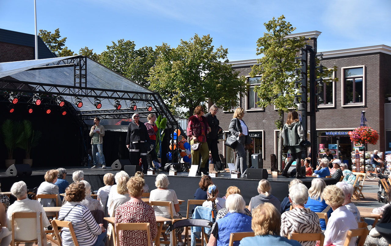 Modeshow Mijdrecht brengt stijl en sfeer op het Raadhuisplein