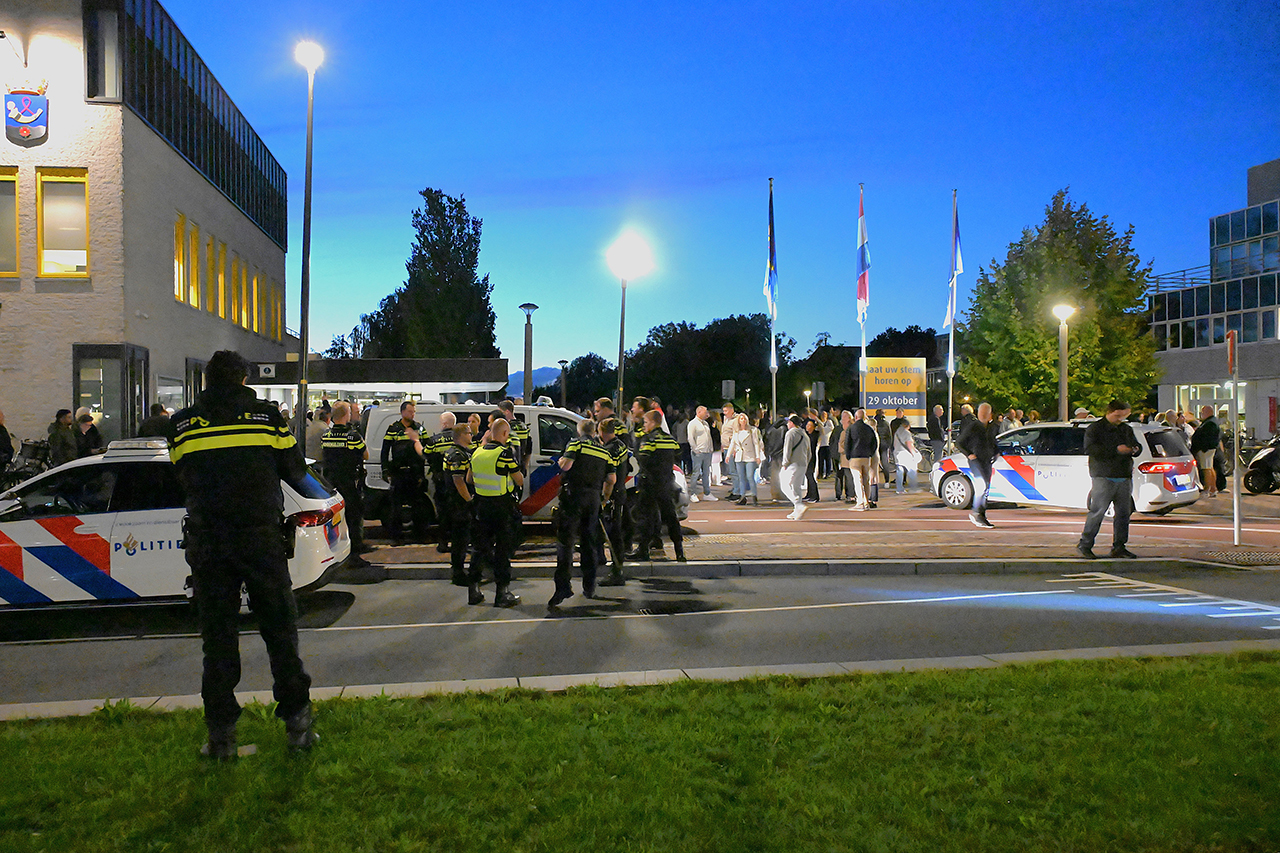 Spanningen bij gemeentehuis Uithoorn: protest tegen komst azc’s escaleert