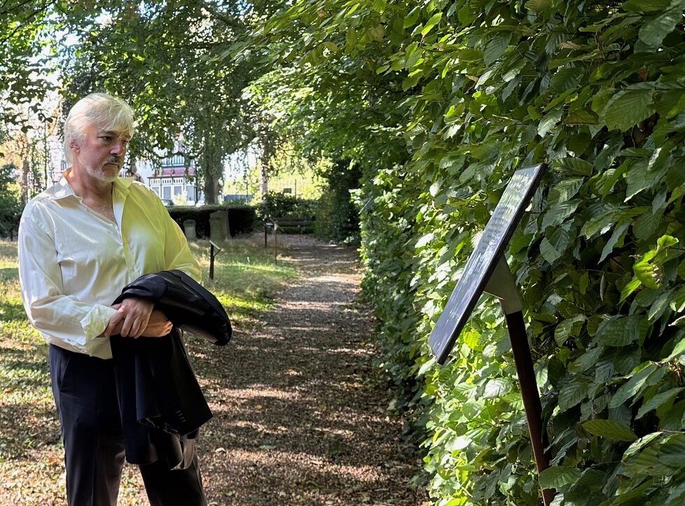 Wethouder rondgeleid door De Gedichtentuin