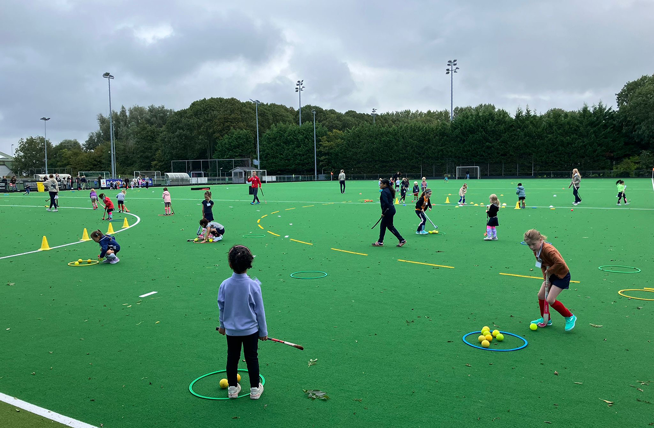 Veel kinderen bij stokstaartjestrainingen hockeyclub Qui Vive