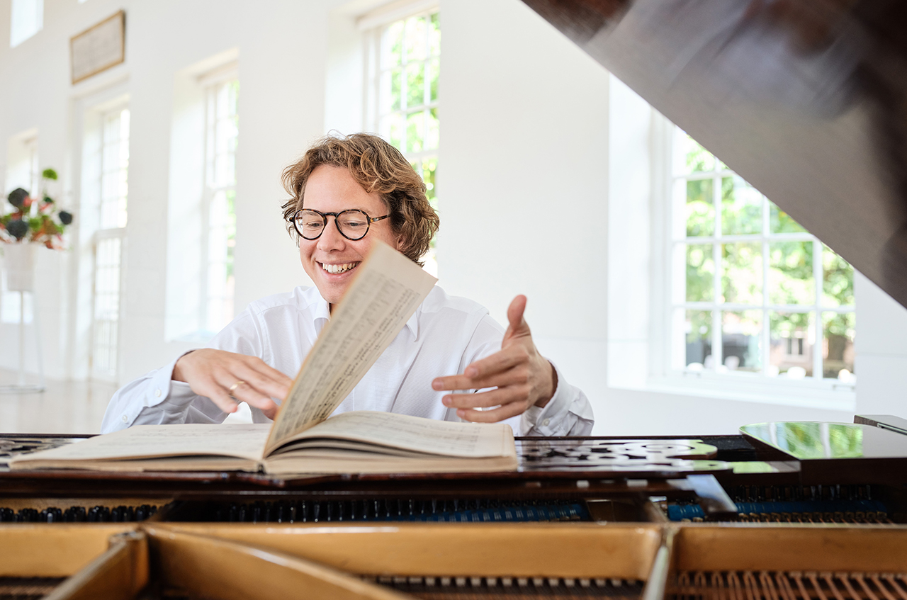 Meesterpianist Hannes Minnaar in Uithoorn