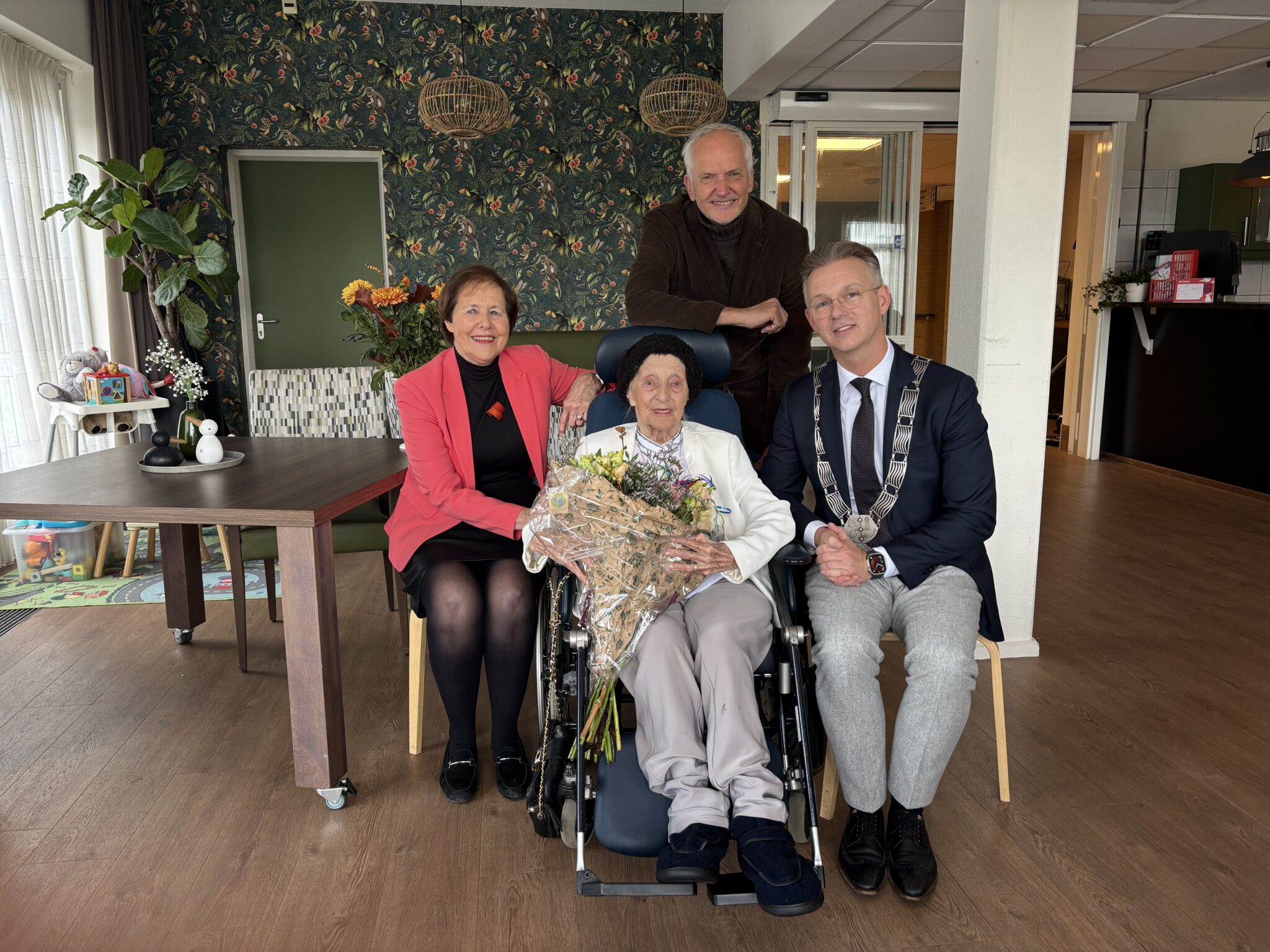 Taart en bloemen voor 100-jarige Thea Pinke Koole
