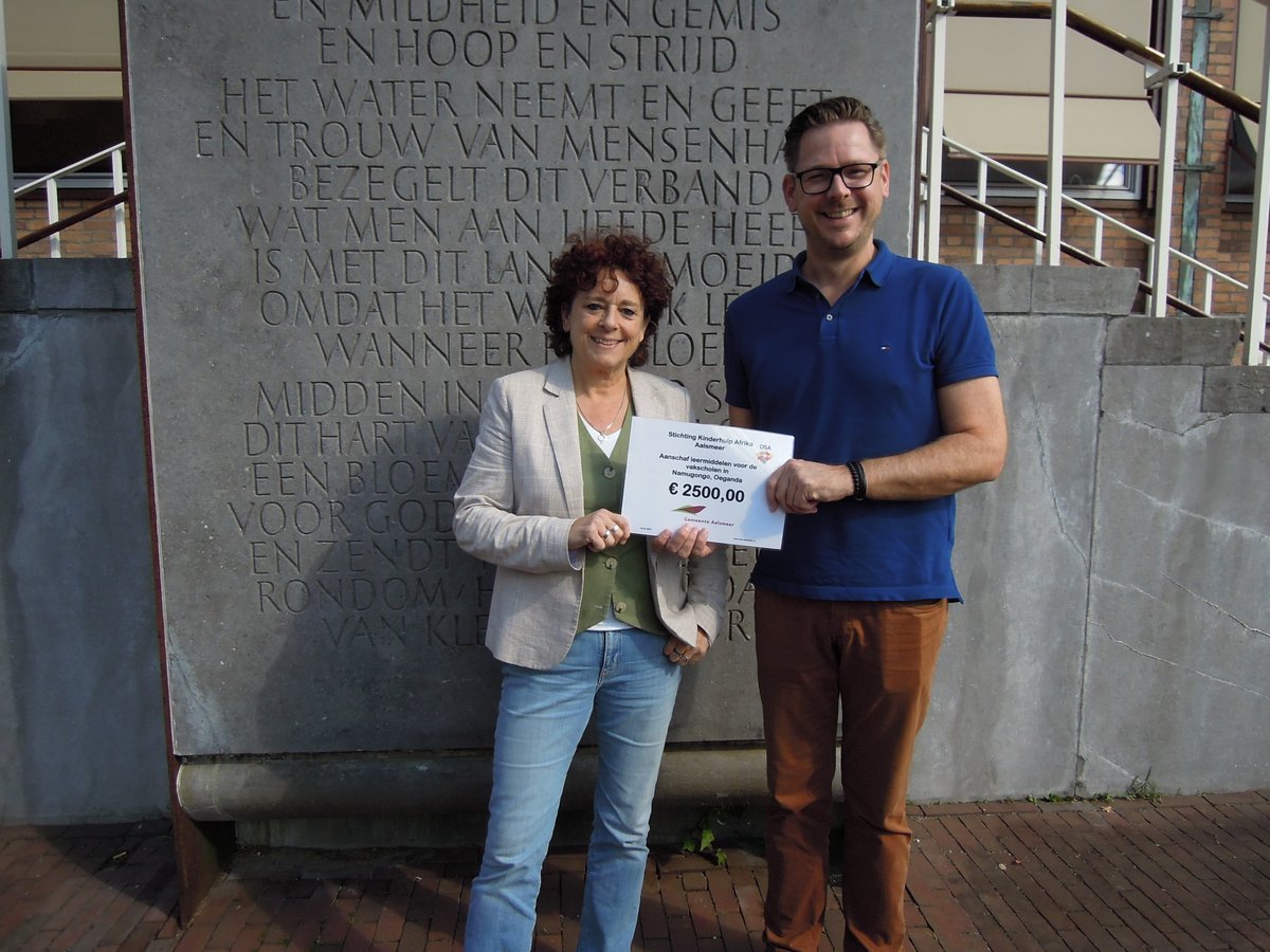 Subsidiecheque OSA voor vakschool in Oeganda