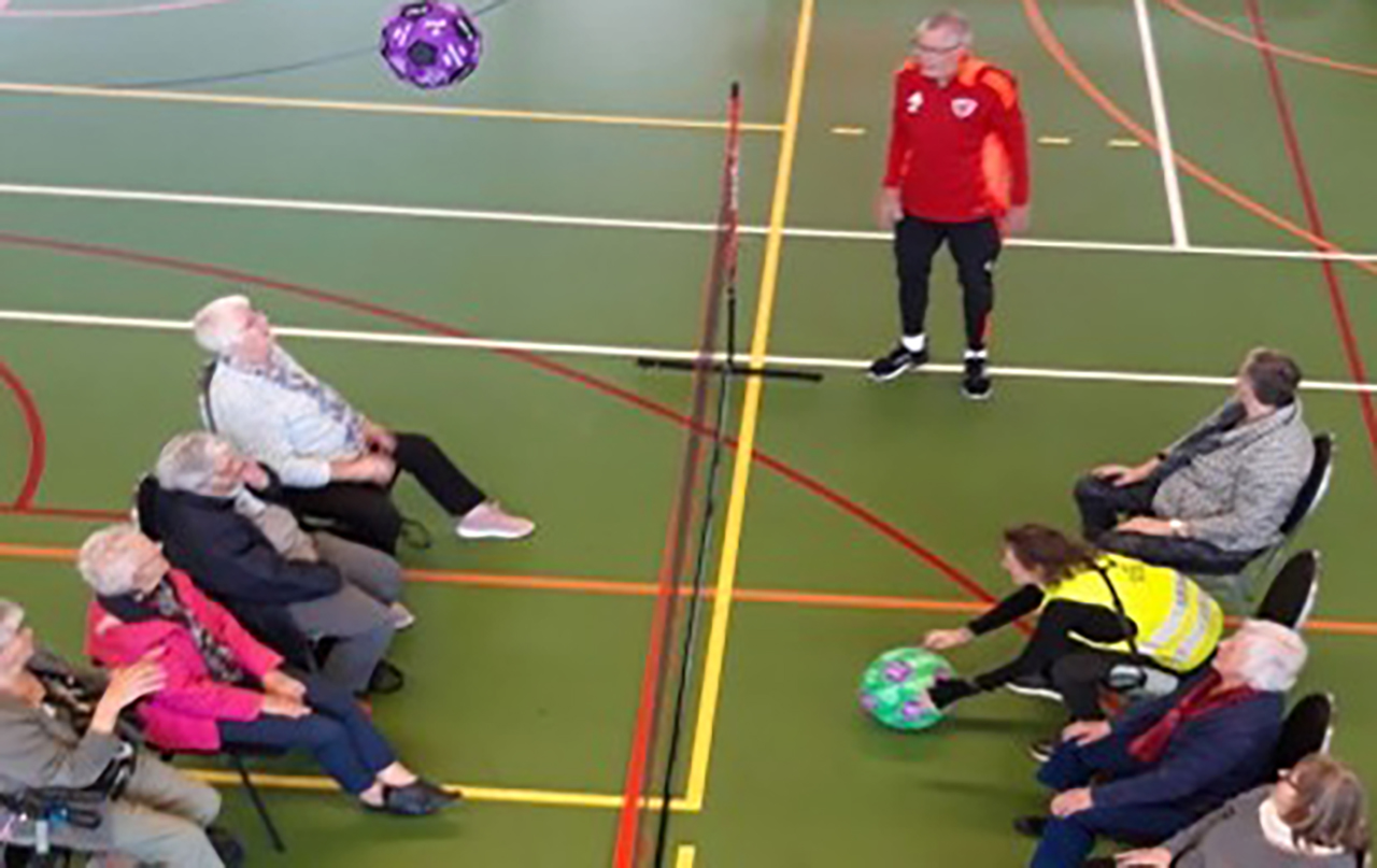 Senioren in beweging bij Friendship Sports Centre