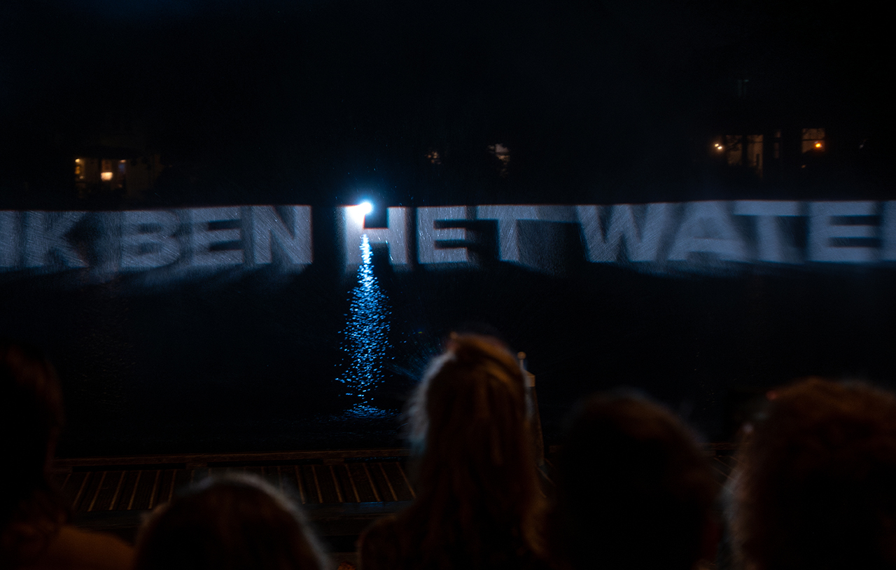 Dijkgedicht was week lang zichtbaar als lichtprojectie in nevel boven de Amstel
