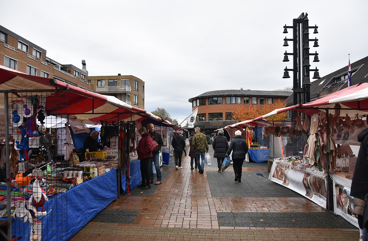 Regen regeerde op braderie Raadhuisplein