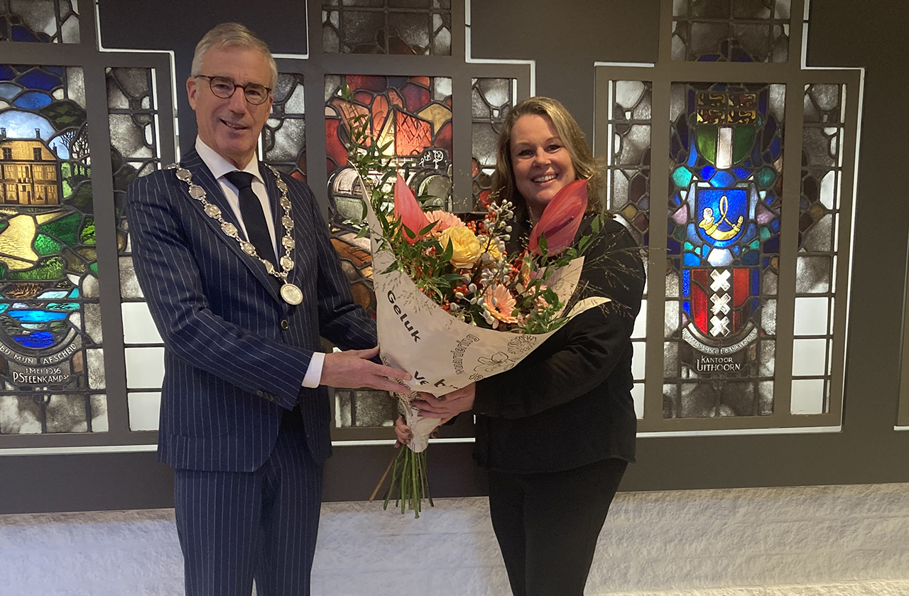 Burgemeester verrast met duurzaam boeket