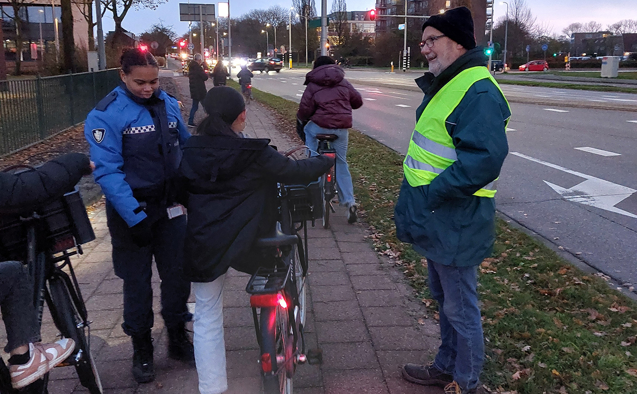 Verkeerswethouder Hazen deelt fietslichtjes uit