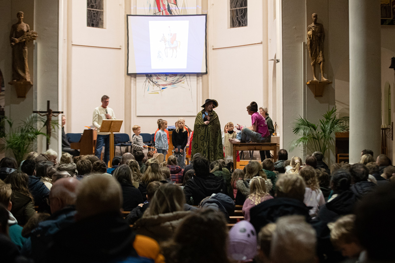 Lichtjes en lekkers bij Sint Maarten viering