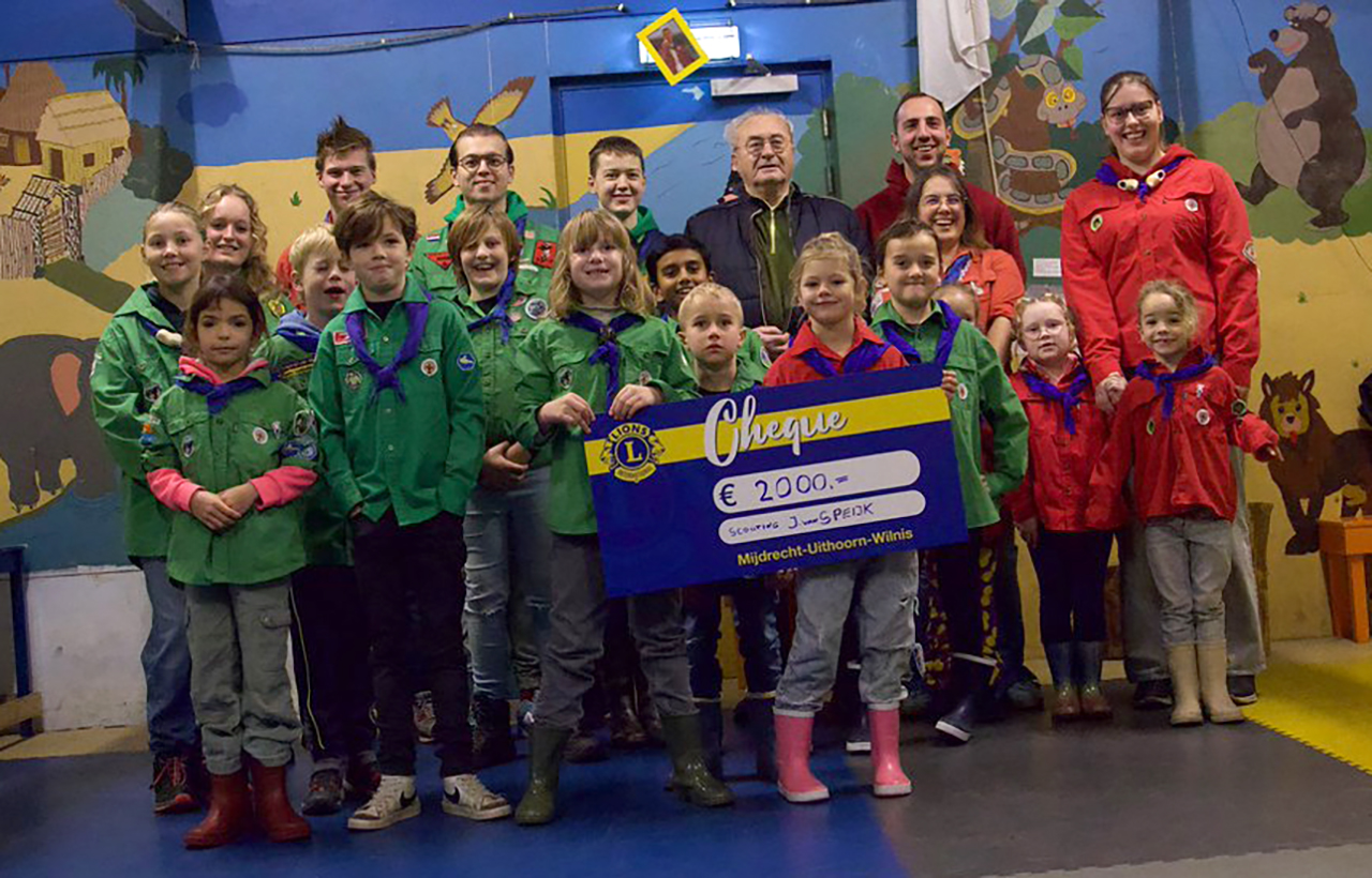 Lionsclub steunt Scouting Jan van Speyk met royale donatie