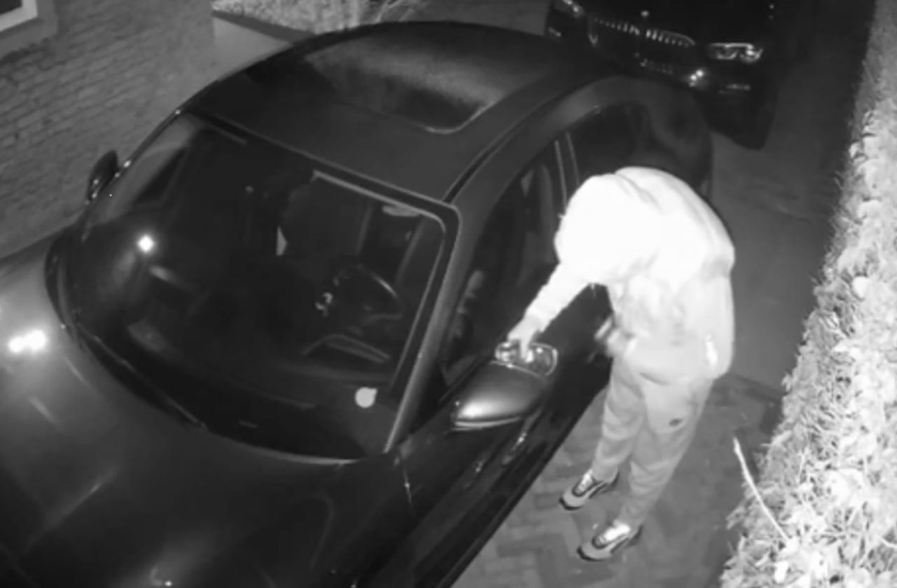 Autospiegeldieven slaan toe in Abcoude