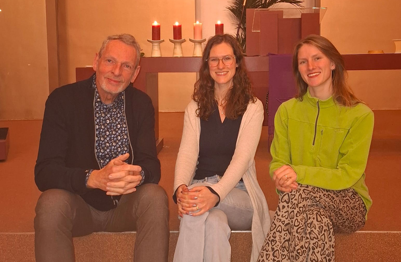 Familiekersttoneelstuk en zingen onder de kerstboom in De Schtuse