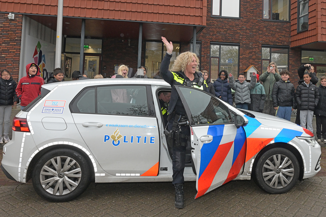 Blauw zwaailicht en een mysterieus pakket: Boeklancering met een twist