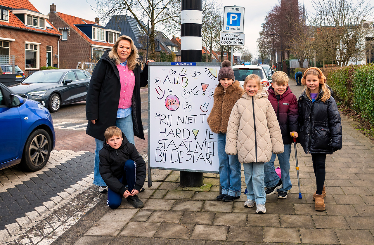 Zelfgemaakte verkeersborden scholieren zetten Vinkeveen op scherp