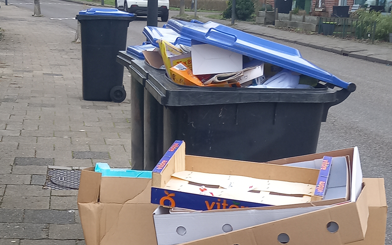 Volle papiercontainers zorgen voor ergernis