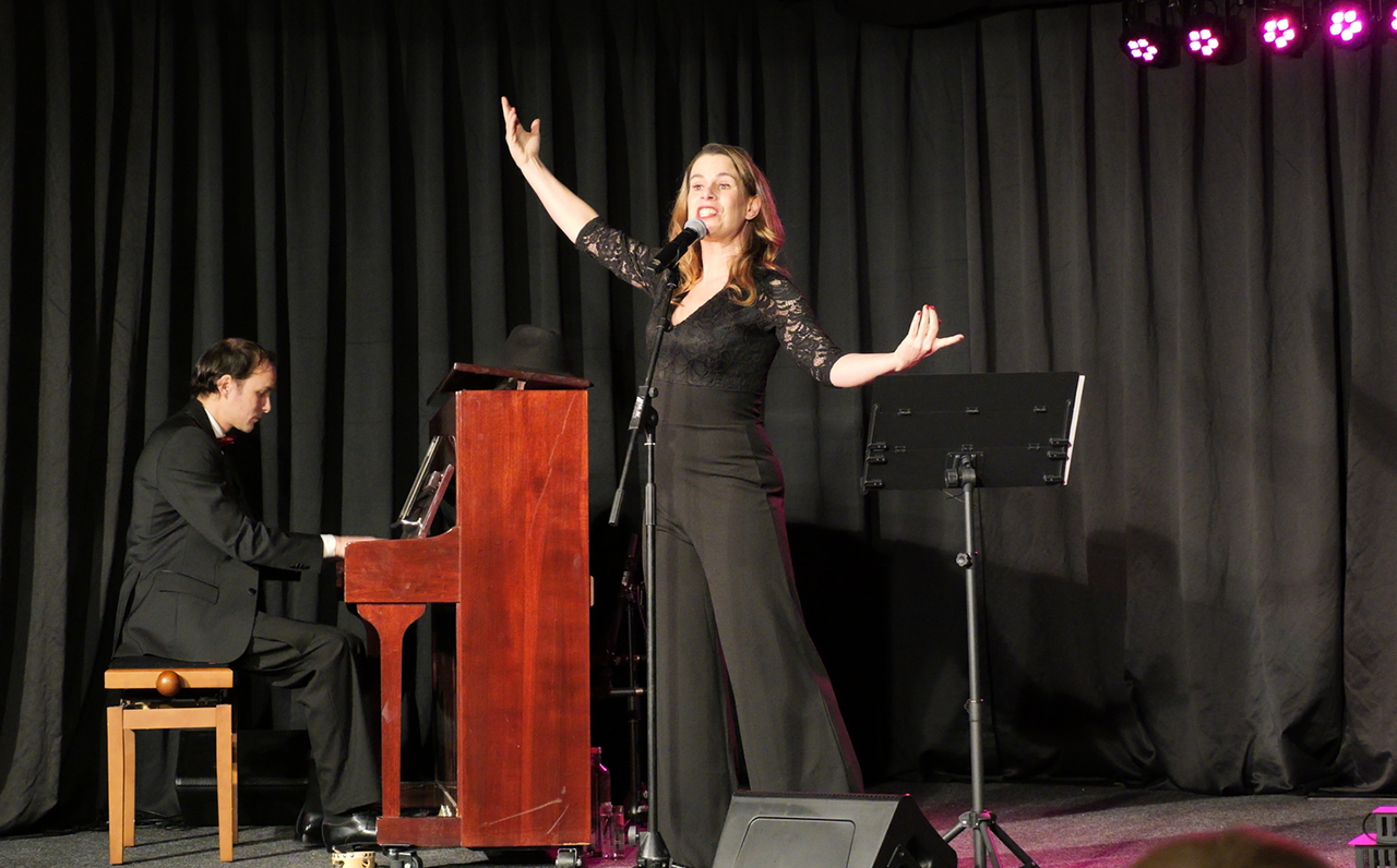 ‘Saskia zingt Sonneveld’ raakt publiek in Parochiehuis