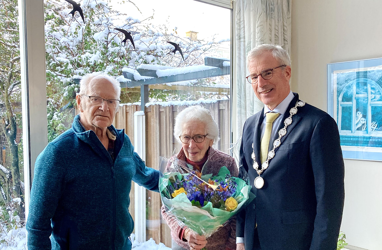 Burgemeester feliciteert 70-jarig huwelijkspaar Stemmerik