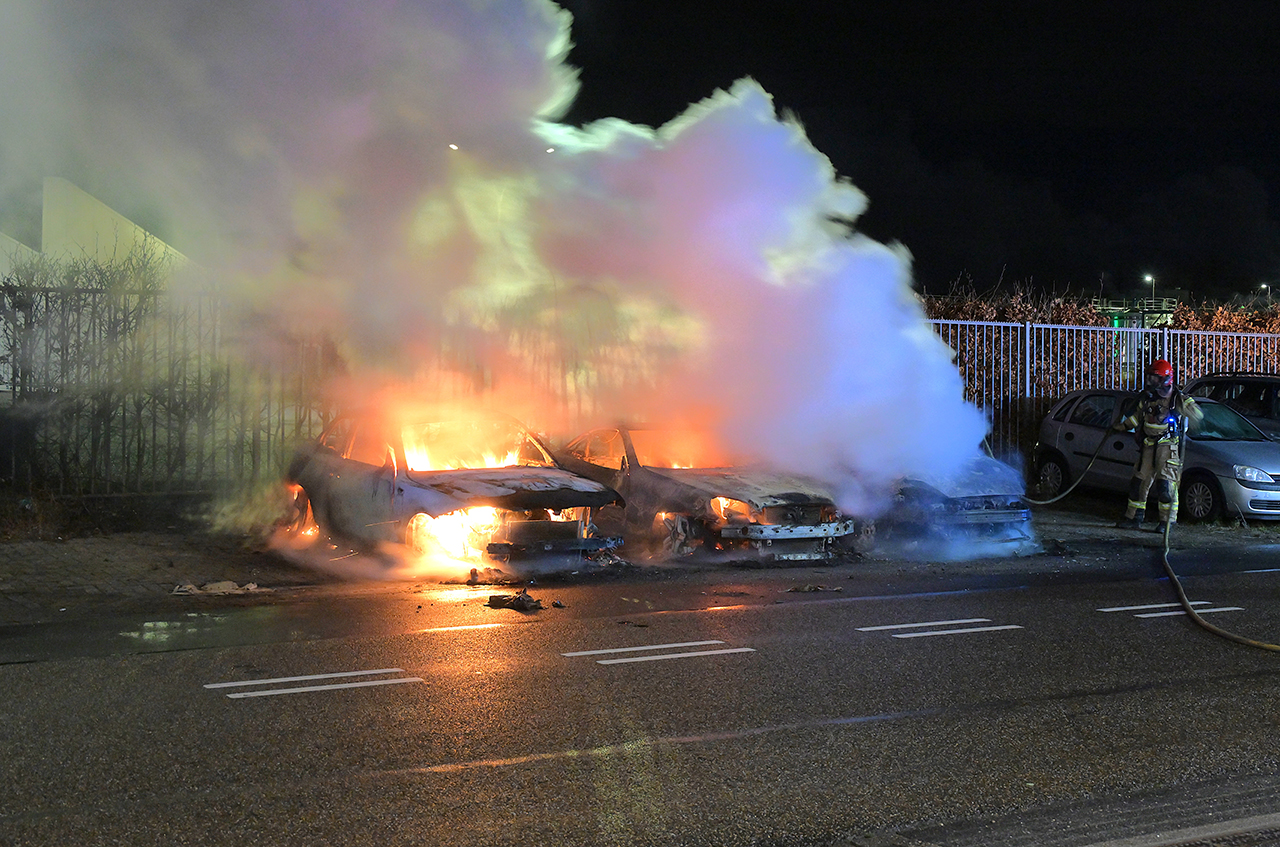 Drie auto’s in brand