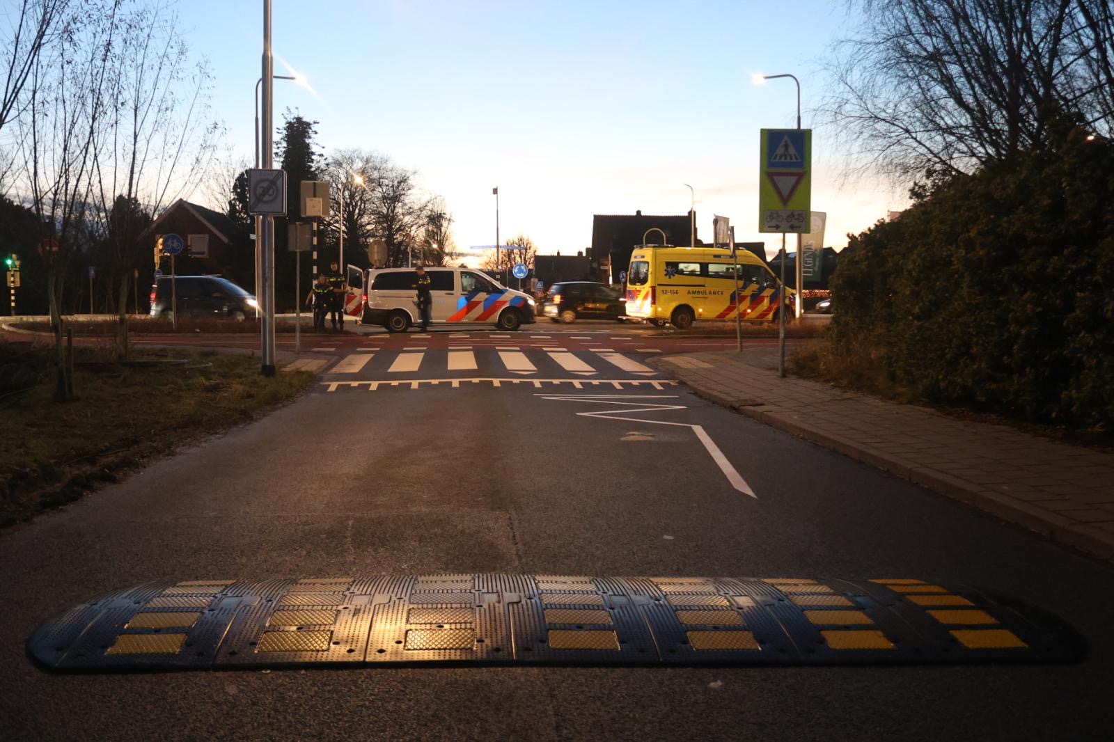 Fatbiker gewond na aanrijding op rotonde Dorpsstraat