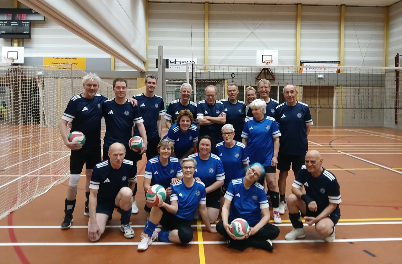 Nieuwe shirts voor volleyballers Veenland