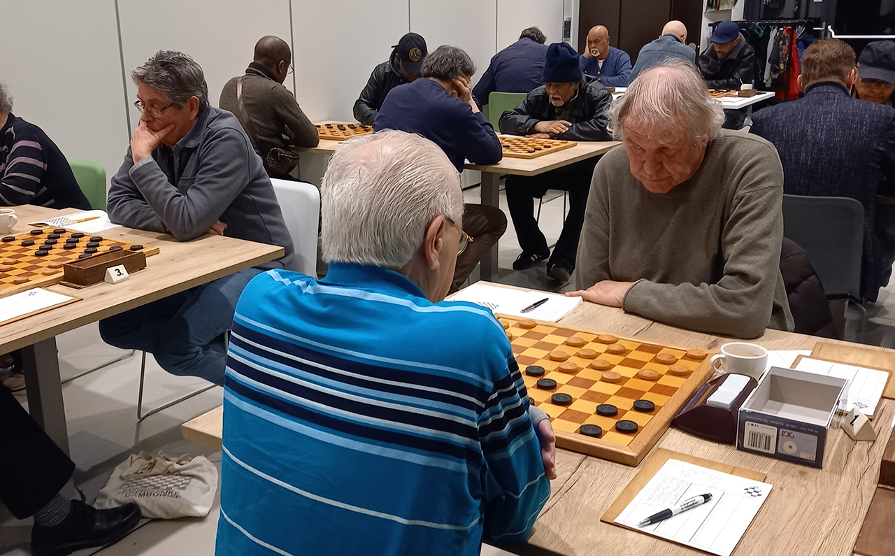 Dammers flink onderuit tegen koploper