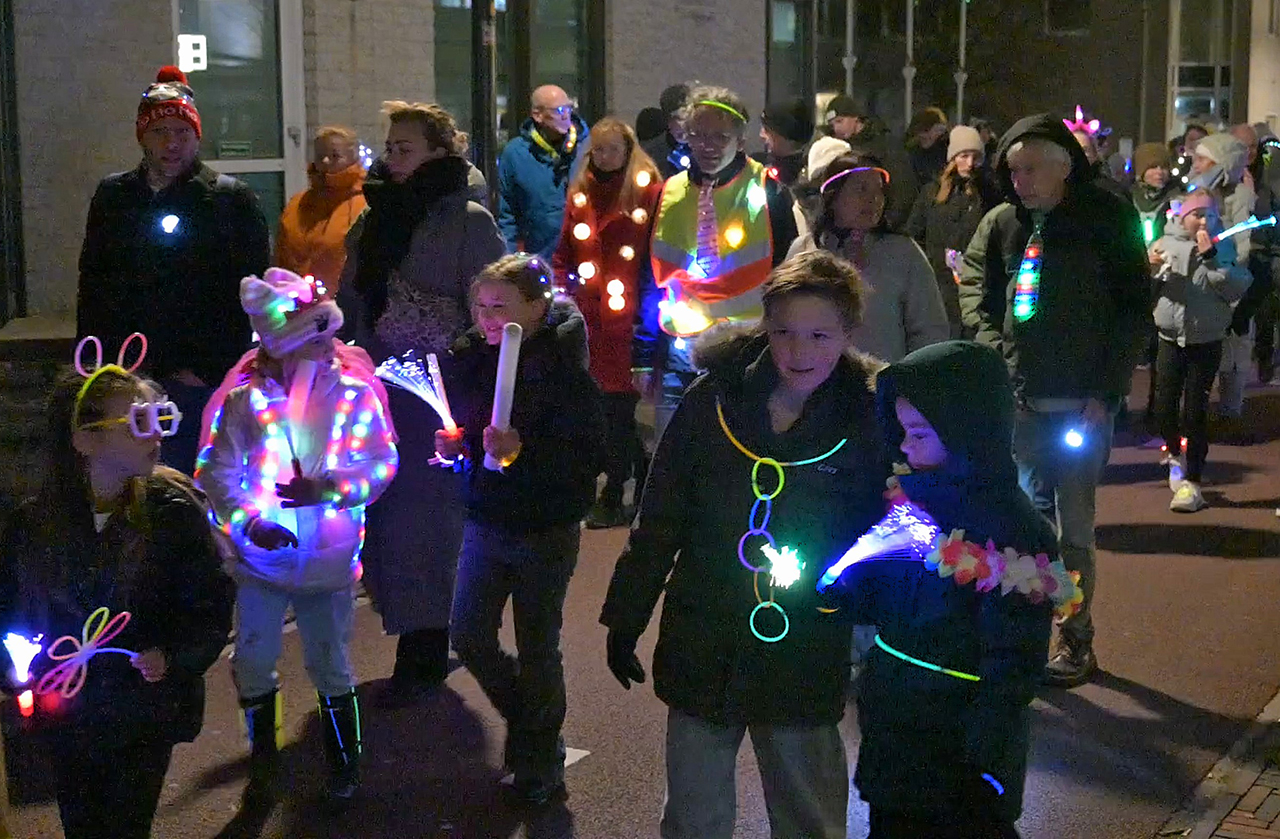 Lichtjesroute trekt ondanks gure wind opnieuw honderden deelnemers