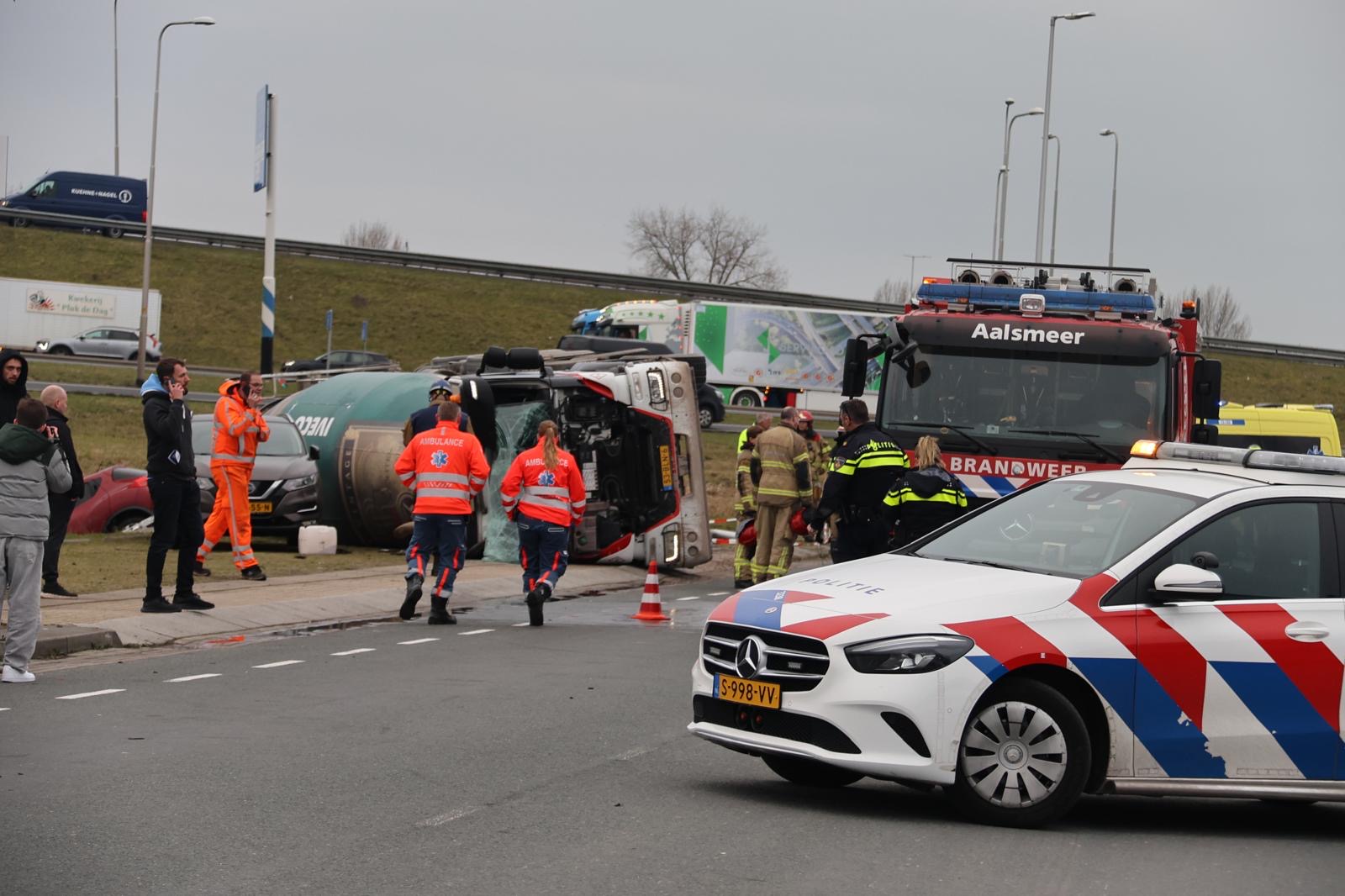 Gekantelde betonwagen duwt auto de sloot in