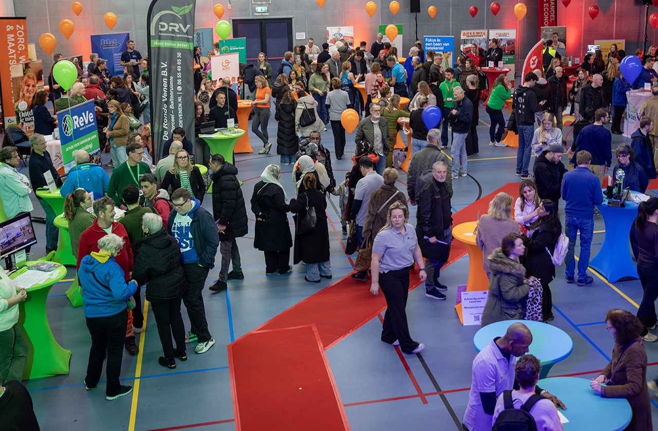 Drukbezochte banenmarkt brengt talenten en bedrijven samen