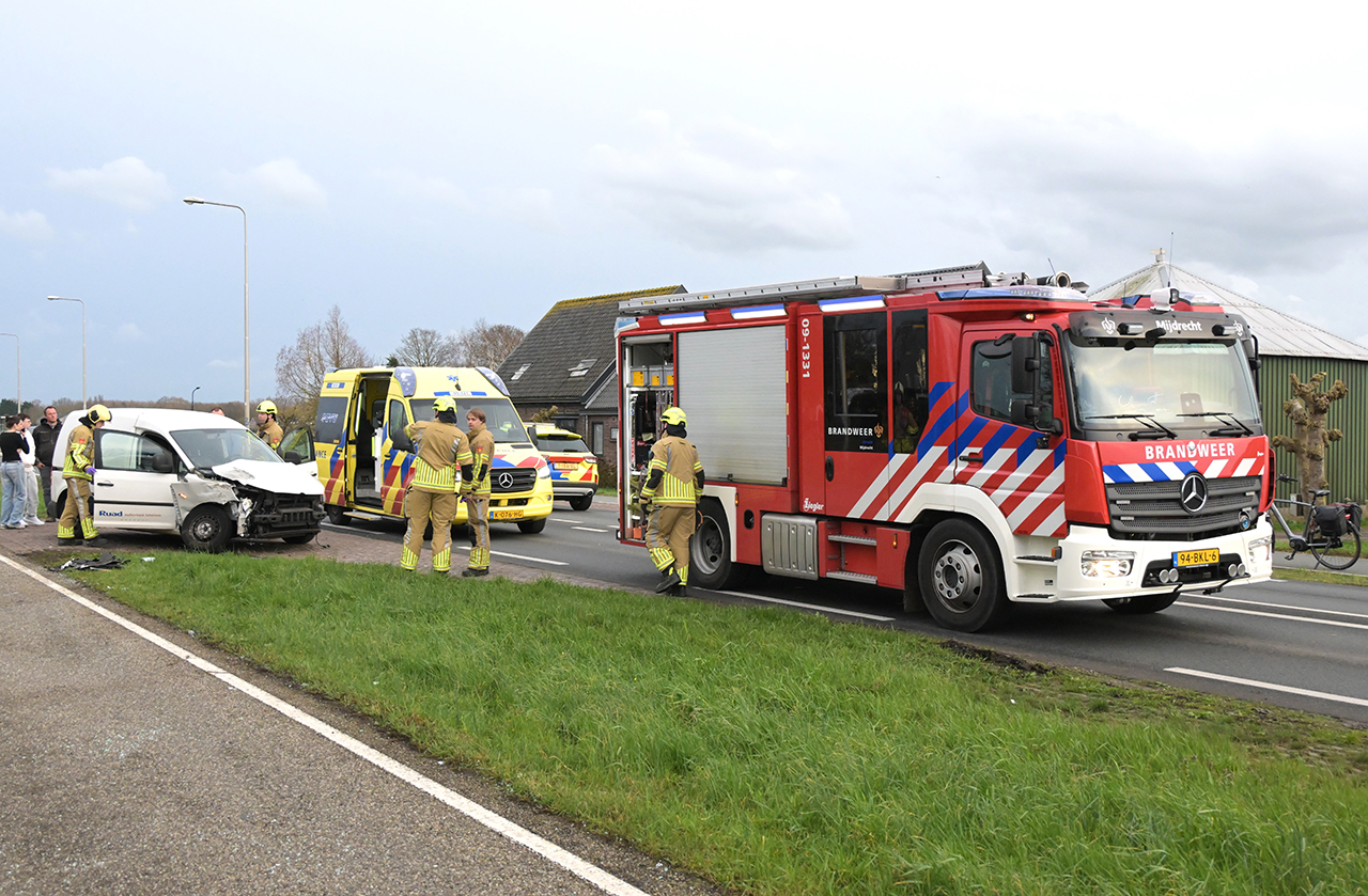 Busje en bus botsen op de busbaan