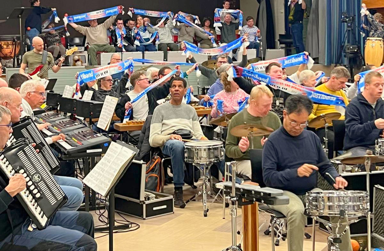 Jostiband treedt op met bijzonder harpensemble