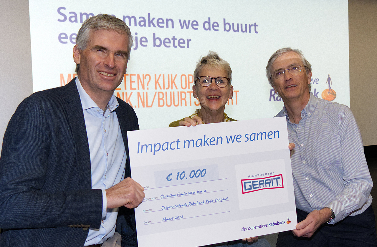 Overhandiging cheque Rabobank aan Filmtheater Gerrit