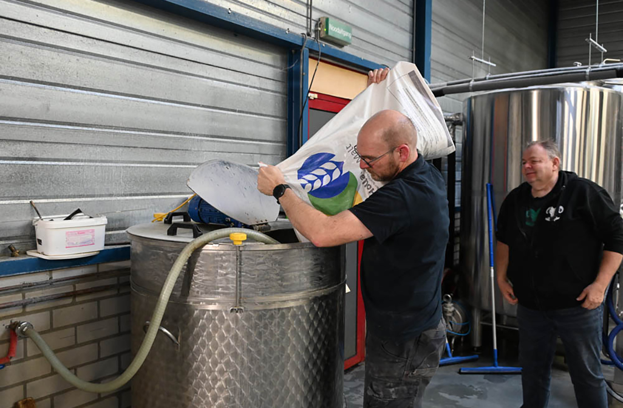 Proost met jubileumbier De Kwakelaar